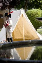 image Recreación de la Guerra de la Independencia en Segovia: Soldado guardando una tienda de campaña del campamento de tropas españolas