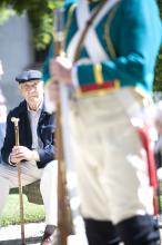 image Recreación de la Guerra de la Independencia en Segovia: Anciano observando una demostración de disparos de armas de las tropas españolas