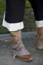 image Recreación de la Guerra de la Independencia en Segovia: Botas de los civiles de Galicia que defendieron la ciudad de las tropas napoleónicas