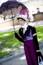 image Recreación de la Guerra de la Independencia en Segovia: Mujer vestida con traje de la nobleza de la época napoleónica