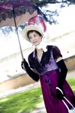 image Recreación de la Guerra de la Independencia en Segovia: Mujer vestida con traje de la nobleza de la época napoleónica