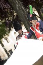image Recreación de la Guerra de la Independencia en Segovia: Demostración del montaje de una tienda en el campamento de tropas españolas