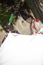 image Recreación de la Guerra de la Independencia en Segovia: Demostración del montaje de una tienda en el campamento de tropas españolas