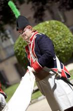 image Recreación de la Guerra de la Independencia en Segovia: Demostración del montaje de una tienda en el campamento de tropas españolas