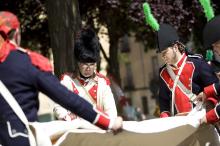 image Recreación de la Guerra de la Independencia en Segovia: Demostración del montaje de una tienda en el campamento de tropas españolas
