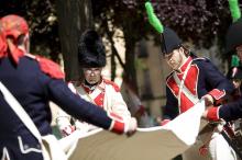 image Recreación de la Guerra de la Independencia en Segovia: Demostración del montaje de una tienda en el campamento de tropas españolas