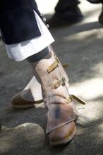 image Recreación de la Guerra de la Independencia en Segovia: Botas del traje de un civil organizado militarmente