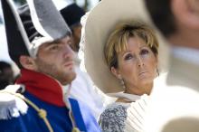 image Recreación de la Guerra de la Independencia en Segovia: Detalle de mujer vestida de noble junto a un militar