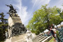 image Recreación de la Guerra de la Independencia en Segovia: Homenaje a los caídos en batalla delante del monumento a Daoiz y Velarde