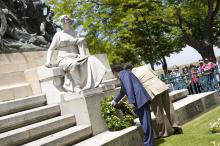 image Recreación de la Guerra de la Independencia en Segovia: Homenaje y entrega de corona a los caídos en batalla delante del monumento a Daoiz y Velarde