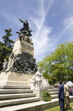 image Recreación de la Guerra de la Independencia en Segovia: Homenaje a los caídos en batalla delante del monumento a Daoiz y Velarde