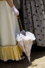 image Recreación de la Guerra de la Independencia en Segovia: Sombrilla de una mujer de la nobleza de la época napoleónica