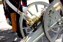 image Recreación de la Guerra de la Independencia en Segovia: Detalle de un cañón de la época napoleónica en una demostración de disparos