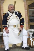 image Recreación de la Guerra de la Independencia en Segovia: Soldado de las tropas napoleónicas descansando