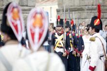 image Recreación de la Guerra de la Independencia en Segovia: Desfile de tropas españolas junto al Acueducto de Segovia