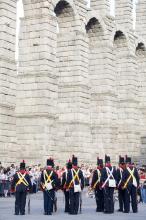 image Recreación de la Guerra de la Independencia en Segovia: Desfile de tropas junto al Acueducto de Segovia