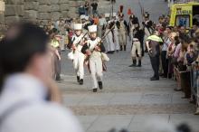 image Recreación de la Guerra de la Independencia en Segovia: Control policial de los turistas en el desfile de las tropas napoleónicas junto al Acueducto de Segovia