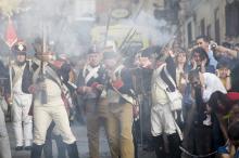 image Recreación de la Guerra de la Independencia en Segovia: Turistas en una demostración de disparos junto al Acueducto de Segovia
