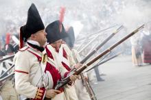 image Recreación de la Guerra de la Independencia en Segovia: Soldados españoles en una demostración de disparos junto al Acueducto de Segovia