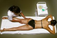 image Vendas frías: aplicación de exfoliante tendido prono