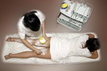 image Exfoliación mecánica: aplicación cosmético exfoliante. Tendido prono