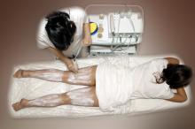 image Exfoliación mecánica: realización del brossage mecánico. Tendido prono