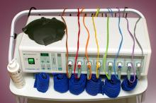 image Gimnasia pasiva: consola, electrodos y vendas de sujeción