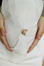 image Limpieza facial: colocación de tissue para la absorción de humedad