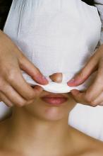 image Limpieza facial: finalización de la fase de desmaquillado. Paso 2