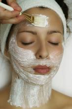 image Limpieza facial: aplicación de exfoliante