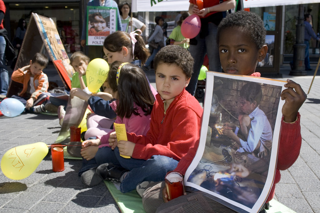 niño mostrando una imagen sobre el trabajo infantil