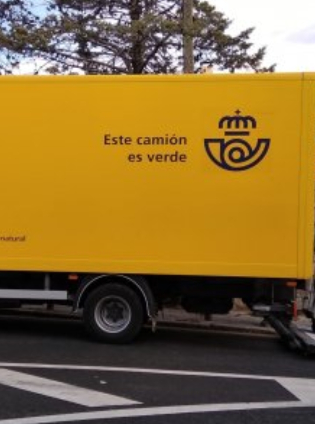 Este camión es verde