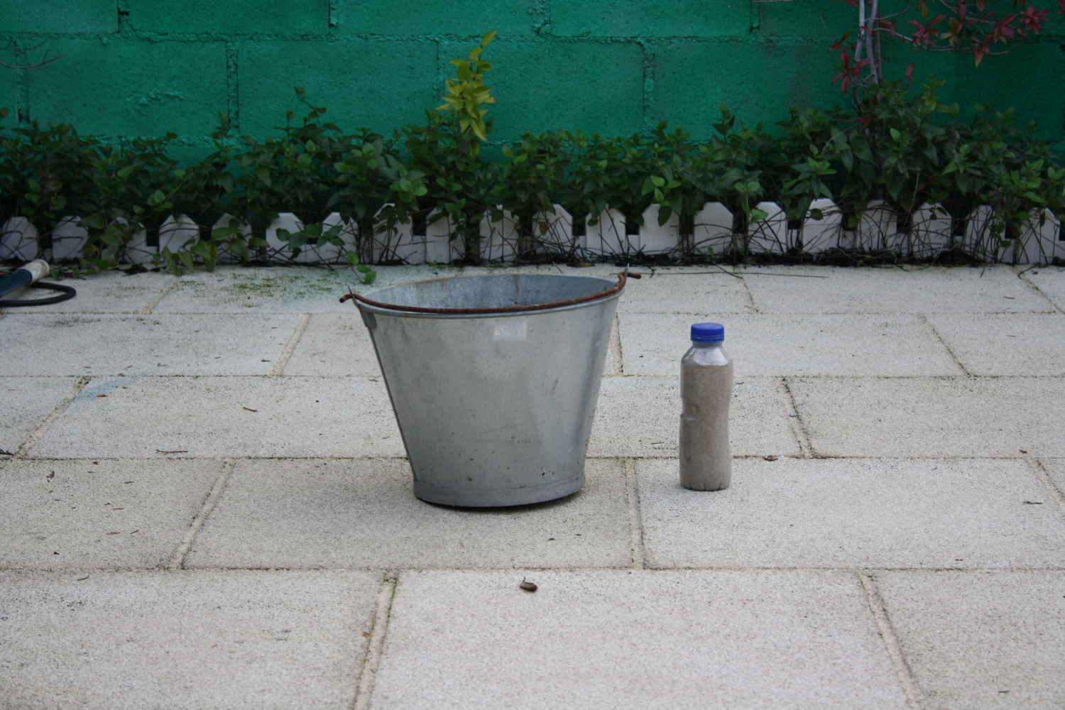 Cubo de agua en el jardín