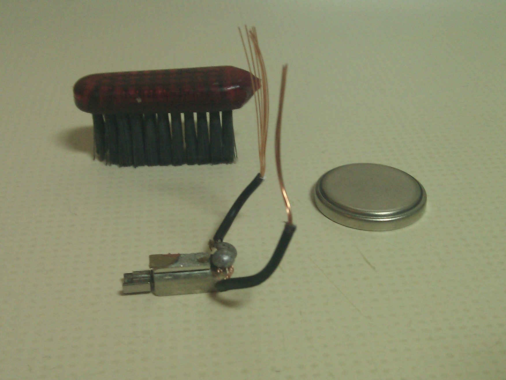 Mi primer reto: Minirobot casero realizado con motor reciclado de un móvil