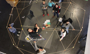 Cultura Maker en el aula: el alumno no solo fabrica, sino que aprende y comparte el conocimiento haciendo uso de las tecnologías en interacción con otras personas a través de la inteligencia colectiva.