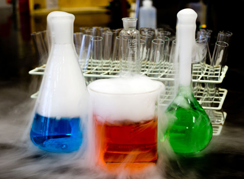 •	¿Es magia? No, son reacciones químicas