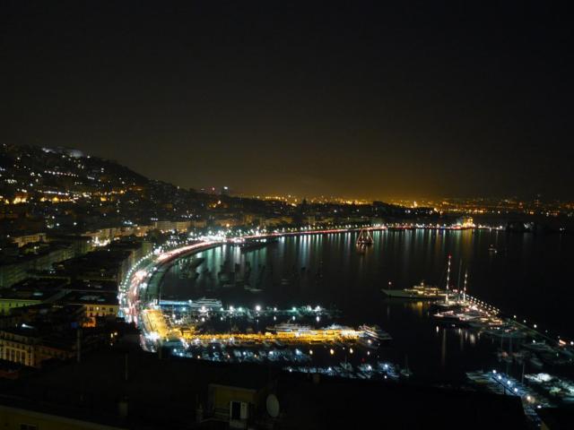 image Vista nocturna de Nápoles desde la colina de Posillipo