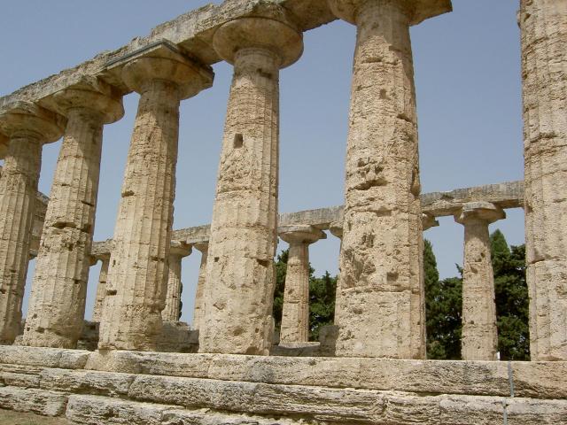 image Vista lateral del Templo de Atenea en Paestum