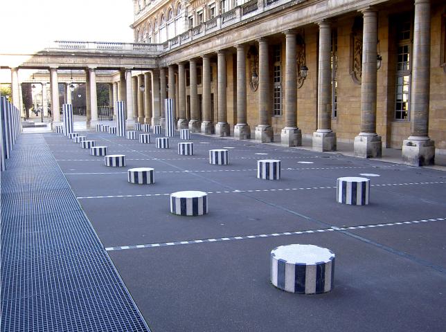 image Instalación de arte de Buren en el Palais Royal, París (Francia)