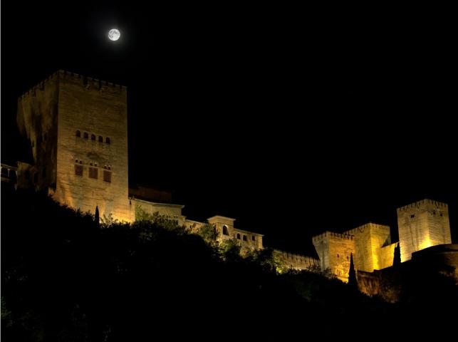 image La Alhambra de Granada iluminada