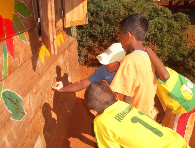 image Niños dibujando en la pared
