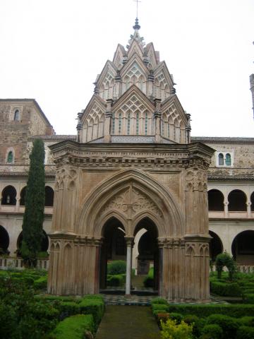 image Claustro del Real Monasterio de Nuestra Señora de Guadalupe, Cáceres (España)