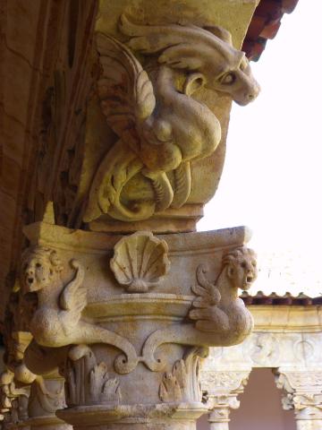 image Capitel con dragones