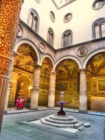 image Patio del palacio viejo