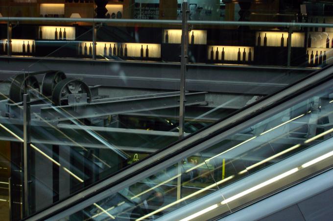 image Escaleras mecánicas en la T4, aeropuerto de Barajas, Madrid