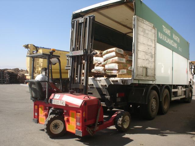 image Cargando el camión de sacos