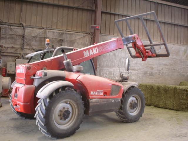 image Elevador transportador telescópico en una fábrica de piensos