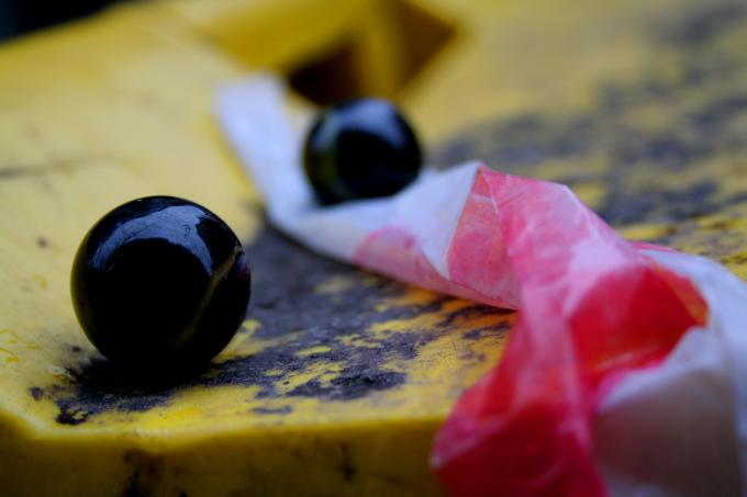 image Canicas sobre plástico amarillo