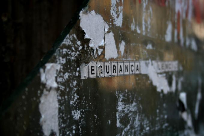 image Letrero sobre cristal roto