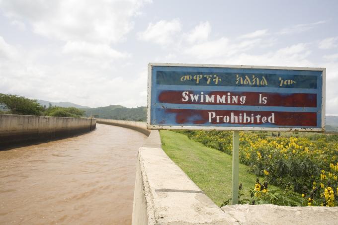image Cartel de prohibido bañarse en las aguas del Nilo Azul, Etiopía